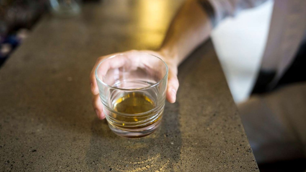 Estaba con licencia por ansiedad y lo despidieron porque lo sorprendieron bebiendo: Empresa contactó un detective privado