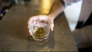 Estaba con licencia por ansiedad y lo despidieron porque lo sorprendieron bebiendo: Empresa contactó un detective privado