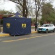 Una persona fue encontrada fallecida en un paradero de San Miguel. La PDI quedó a cargo de las diligencias para determinar la identidad y las causas del deceso.