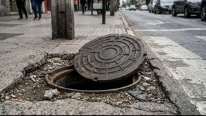 Se cayó tras tropezarse en una tapa de alcantarilla en mal estado y municipio español le tendra que pagar más de $150 millones