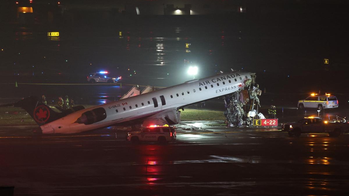 Choque entre un avión y un vehículo deja dos fallecidos y 13 heridos en aeropuerto de Nueva York