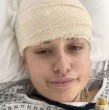 Una joven fue diagnosticada con un tumor cerebral tras caer por unas escaleras en su universidad. Tras múltiples cirugías, hoy enfrenta un complejo escenario y busca tratamiento experimental. Conoce su historia.