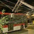 Bus del sistema RED derribó tres postes en Ñuñoa tras enredarse con cables, provocando cortes de luz y desvíos de tránsito. La emergencia se extendió por más de 12 horas y aún mantiene sectores afectados.