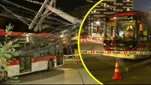 Bus RED derriba postes en Ñuñoa y provoca cortes de luz y desvíos por cerca de 12 horas