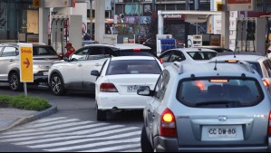 'No sería extraño que alguna se quede sin stock': Continúan las filas en bencineras tras anuncio de alza en los combustibles