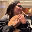 Durante su paso por Chile, la cantante Maria Becerra sorprendió al compartir en redes sociales que adoptó a un tierno perrito para ayudar a una campaña de adopción y se lo llevó hasta Argentina para vivir con él.