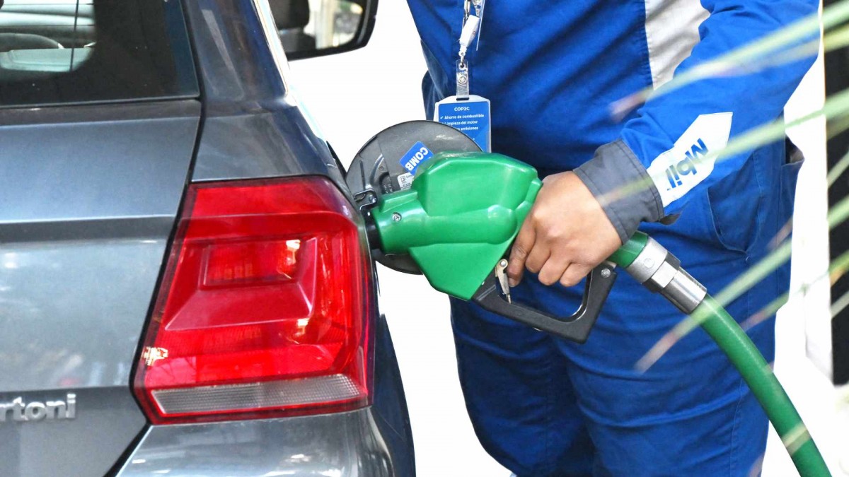 No solo en Chile: Más de 90 países han debido subir el precio de los combustibles por shock petrolero