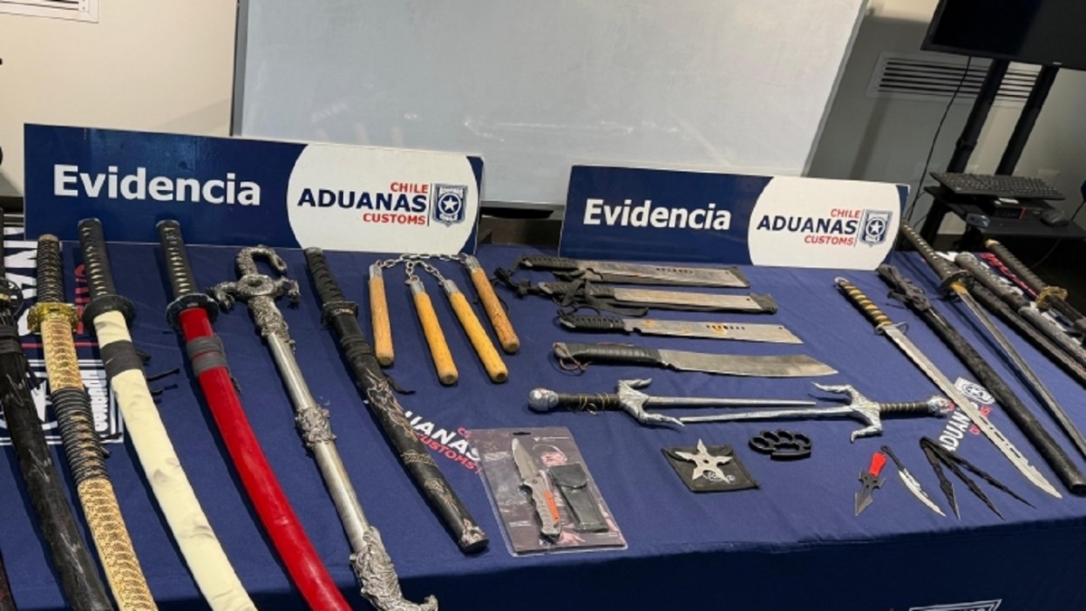 linchacos, shuriken y katanas: Aduanas entrega al Ejército armas marciales incautadas en procedimientos