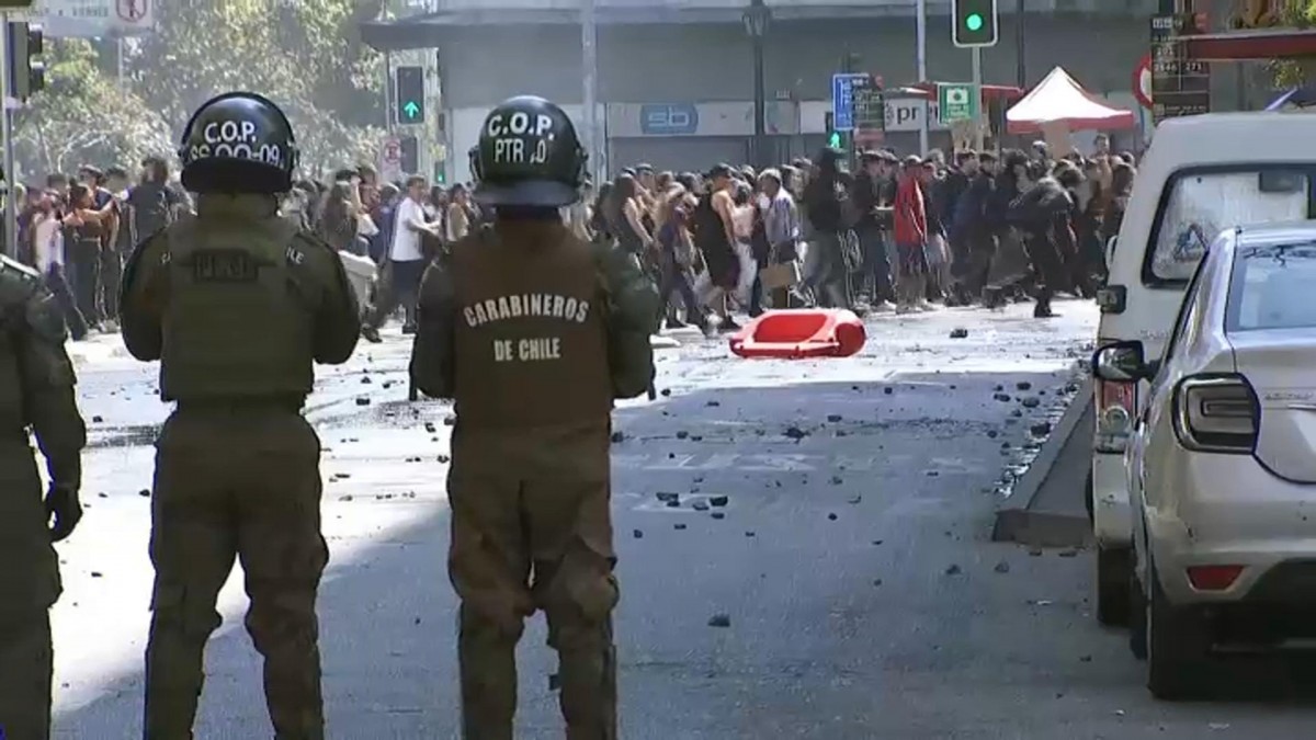 Estudiantes realizan manifestaciones en el centro de Santiago