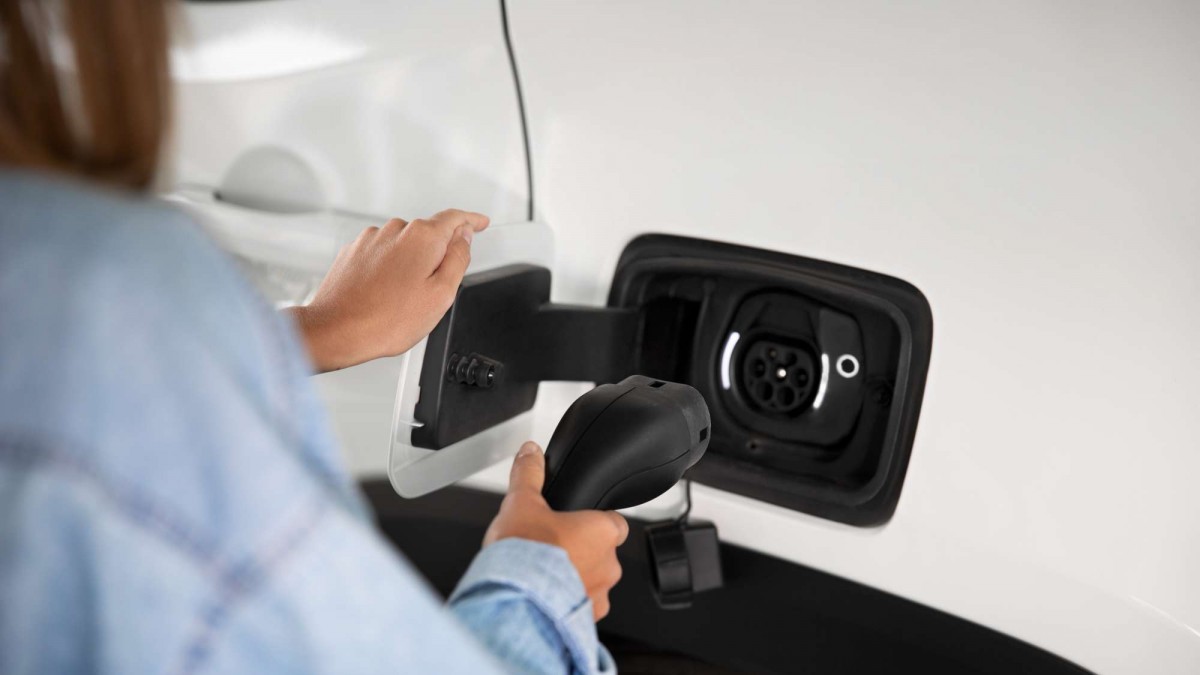 Autos eléctricos ganan terreno tras alza de la bencina: Estos son los modelos más baratos en Chile