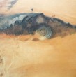 Múltiples teorías han surgido luego de que la NASA tomara unas fotografías de una particular rareza ubicada en África: la Estructura Richat o popularmente conocida como Ojo del Sahara, mide más de 50 kilómetros, según calculó la agencia espacial.