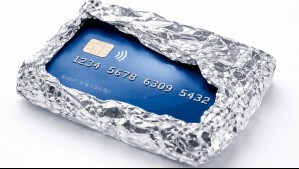 ¿Para qué sirve envolver tus tarjetas bancarias en papel aluminio? El truco que busca evitar fraudes