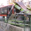 Un grave accidente de tránsito se produjo la tarde de este viernes en avenida Vicuña Mackenna, en el límite de Providencia con Santiago, luego que un bus del servicio RED impactara con una paradero, resultando algunas personas heridas.
