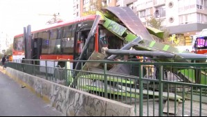 Grave accidente en Providencia: Bus Red arrasa con paradero en Vicuña Mackenna y deja cuatro heridos
