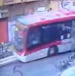 Revisa el video del grave accidente de tránsito protagonizado por un bus Red que arrasó con un paradero en avenida Vicuña Mackenna, en el límite de Providencia con Santiago, dejando cuatro heridos.