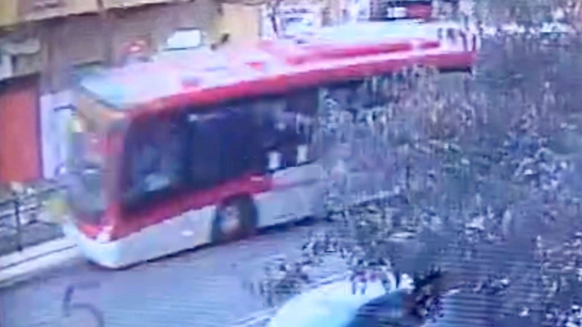 Video muestra grave choque de bus Red con paradero en Providencia