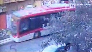 Video muestra grave choque de bus Red con paradero en Providencia