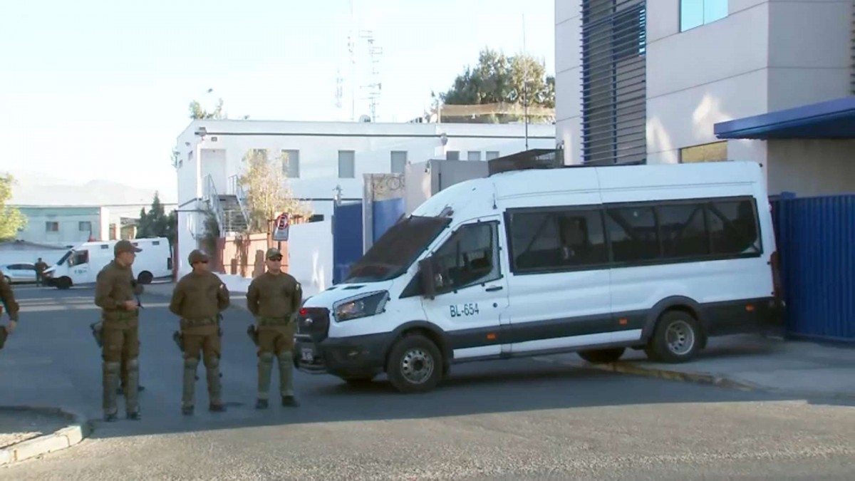 Trasladan a tribunales a joven que atacó a estudiantes e inspectoras en colegio de Calama