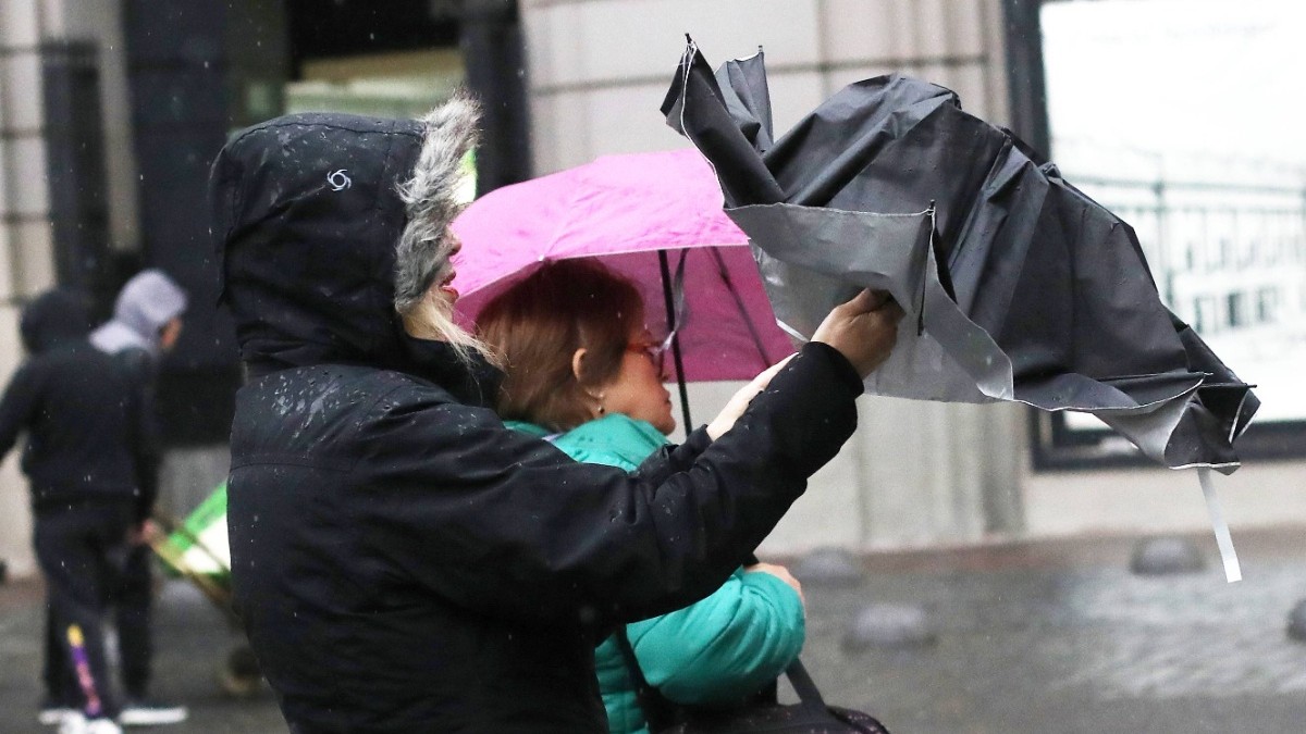 Rachas llegarán a los 110 km/h: Meteorología emite avisos por vientos y lluvias de hasta 50 mm en zonas de dos regiones
