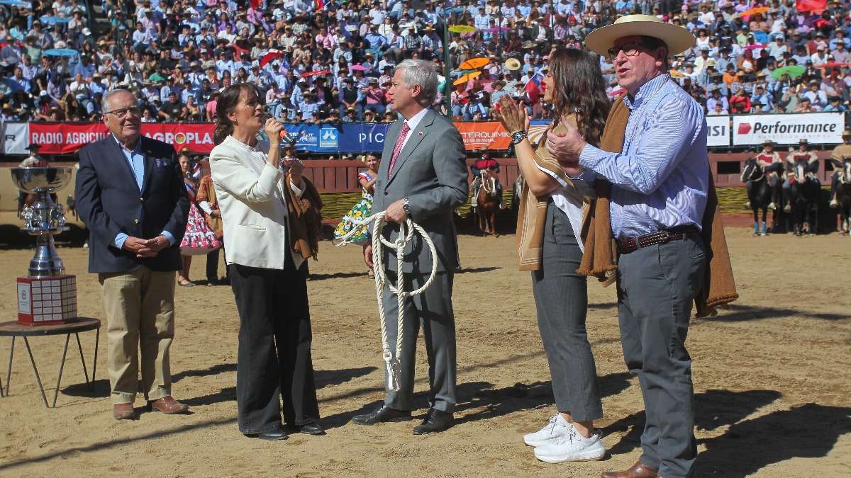 Primera dama canta 'Chile Lindo' y se roba la atención en la final del Champion de Chile