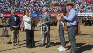 Primera dama canta 'Chile Lindo' y se roba la atención en la final del Champion de Chile