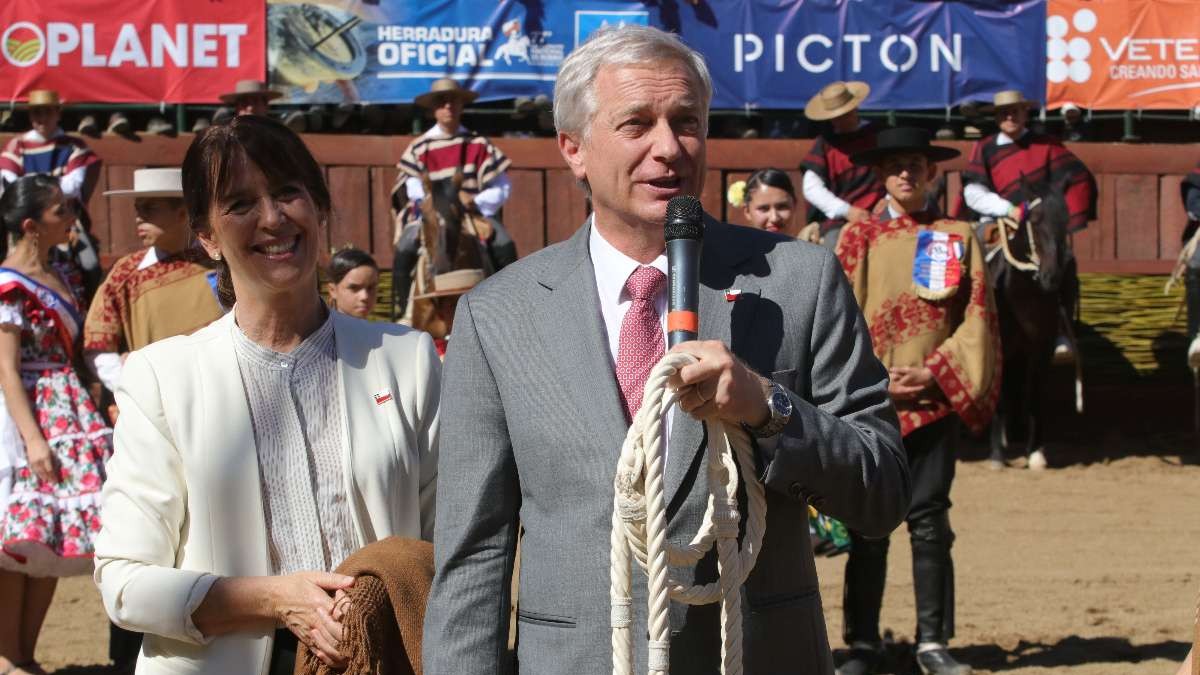 Presidente Kast participa en la final del rodeo y llama a 'hacer que Chile vuelva a crecer'