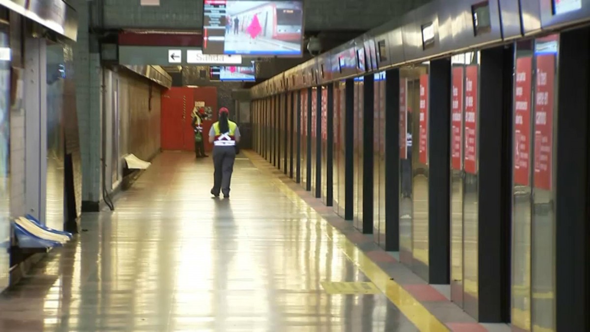Metro avanza con puertas de andén en Línea 1: Así está quedando la instalación en estación Neptuno