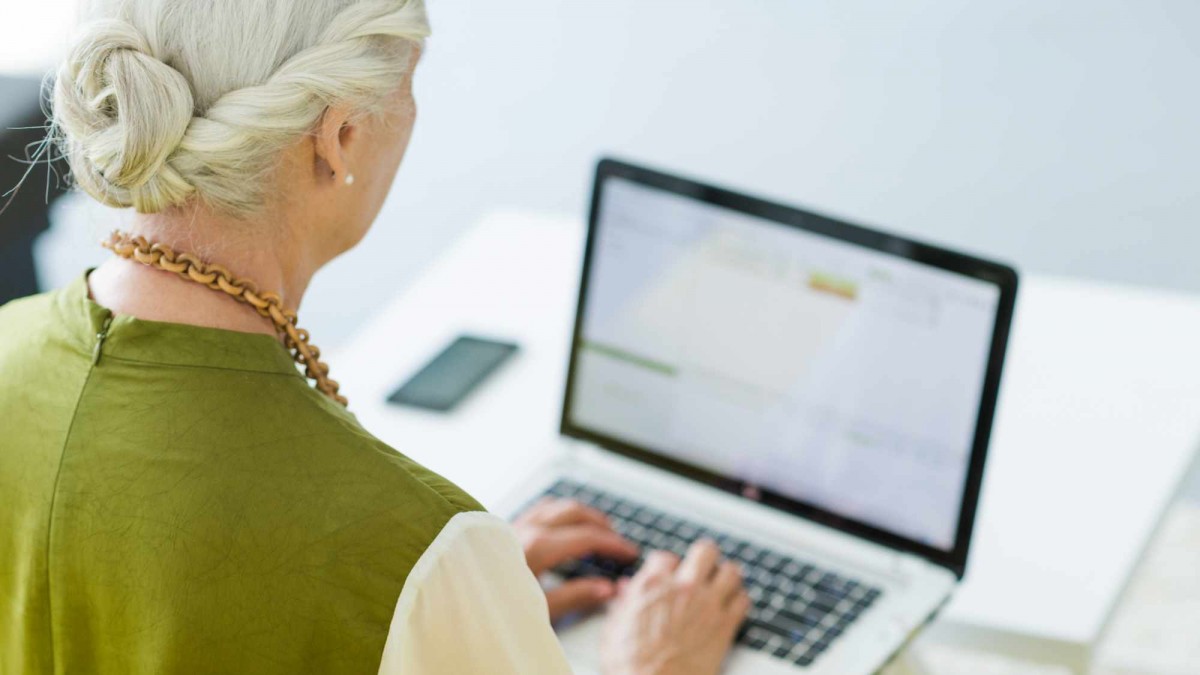 Secretaria de 68 años pasó de ser dueña de casa a secretaria y emprendedora: Así lo logró