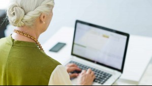 Secretaria de 68 años pasó de ser dueña de casa a secretaria y emprendedora: Así lo logró