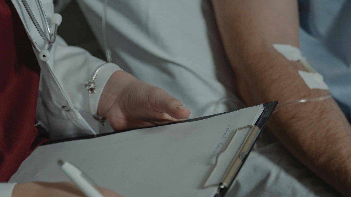 Deberá pagar más de $74 millones: Enfermero abandonaba a sus pacientes para gestionar un negocio propio