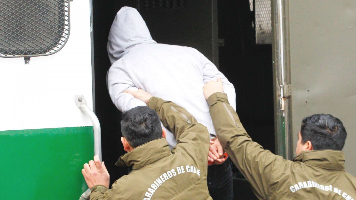 Detienen a estudiante tras ser sorprendido portando dos pistolas al interior de un colegio en Angol