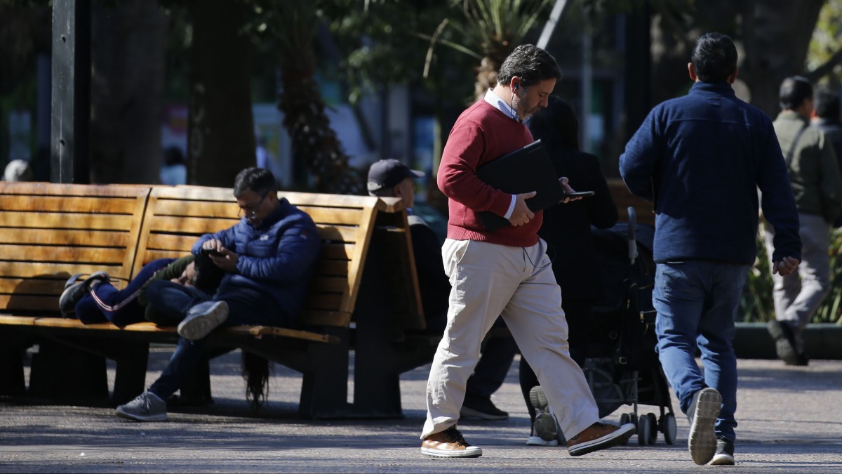 Más de medio año sin trabajo: cuánto demoran los chilenos en encontrar empleo según edad y sexo