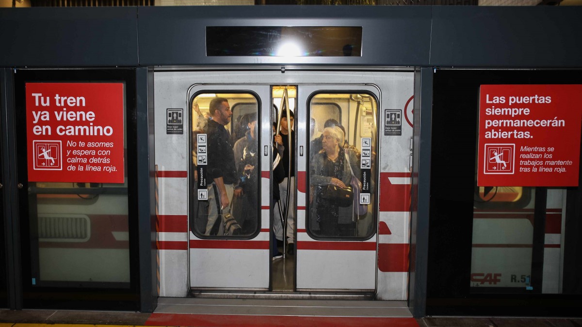 Neptuno ya tiene puertas de andén: Estas son las seis estaciones de Metro que se sumarán este año
