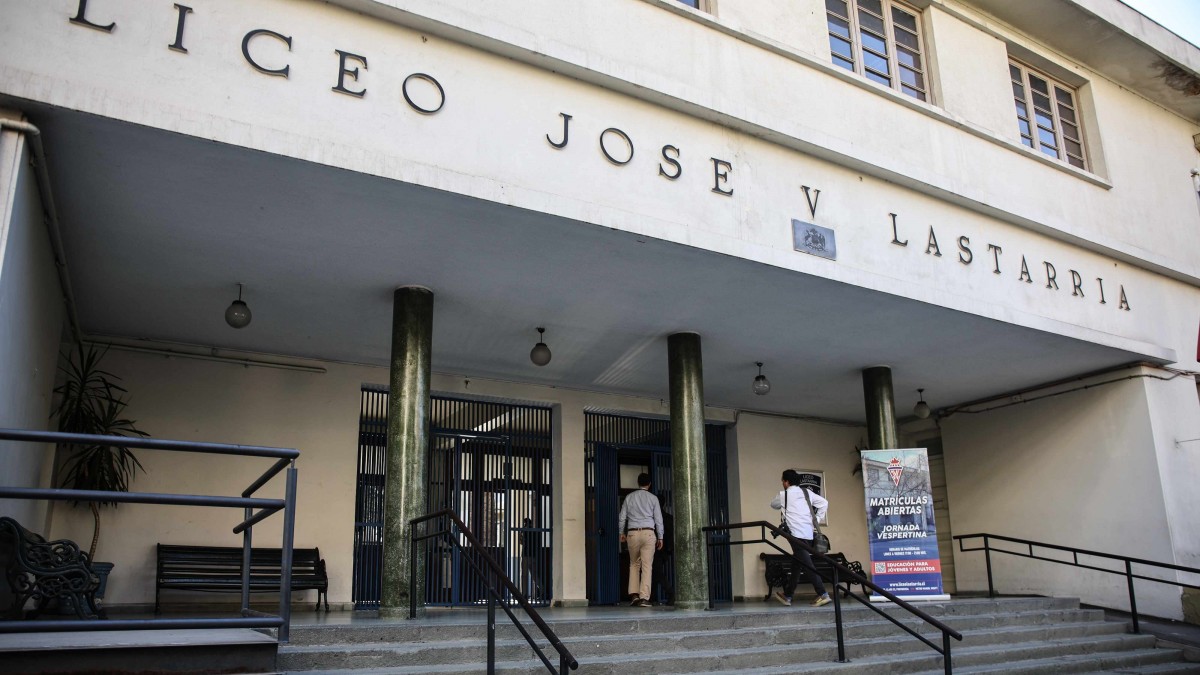 Fuego en Liceo Lastarria: Encapuchados lanzan bombas molotov y generan incidentes