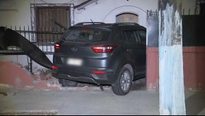 Conductor colisiona con hogar de adultos mayores en La Cisterna, huye a pie y deja el vehículo abandonado