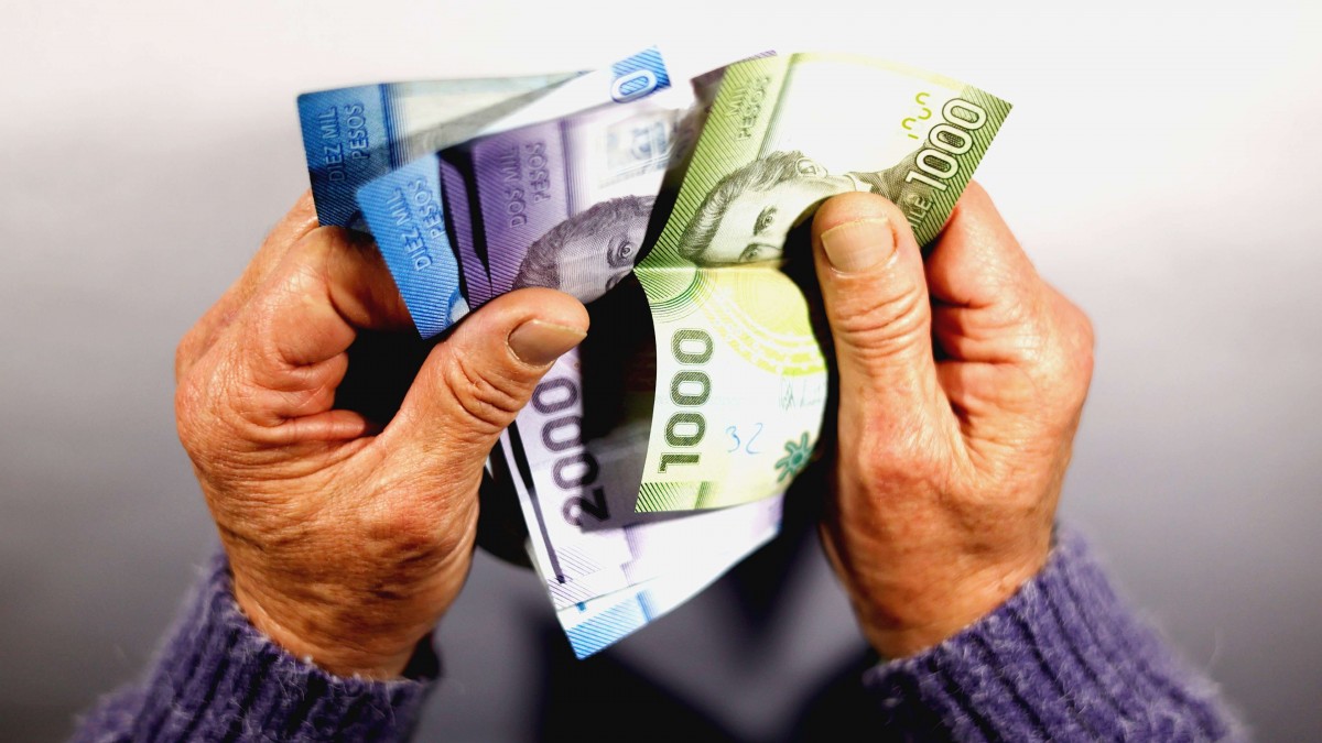 Anticipo de Bono Invierno y vales de gas: Las propuestas de ayuda del oficialismo por alza de combustibles