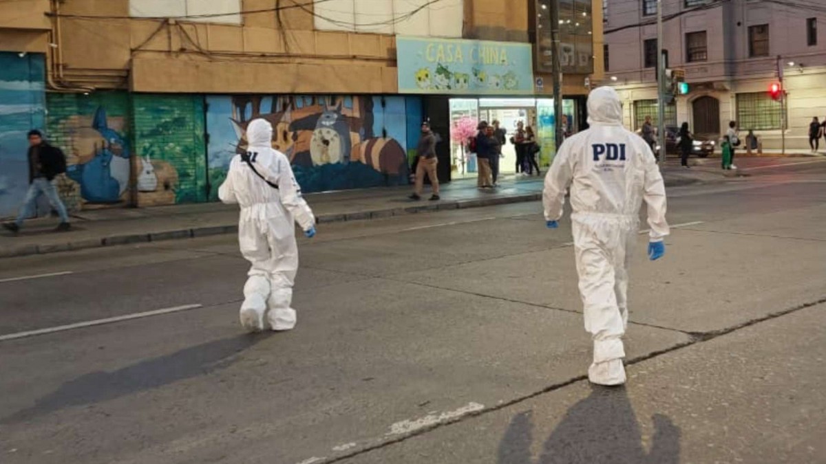 Homicidio en pleno centro de Valparaíso: Mujer fallece y dos hombres quedan lesionados tras ataque con arma blanca