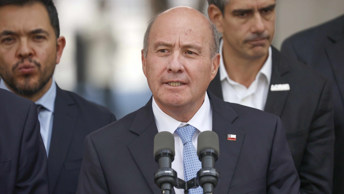 'No se puede tapar el sol con un dedo': Ministro Quiroz analiza caja fiscal y acusa traspaso de gastos de 2025 a 2026