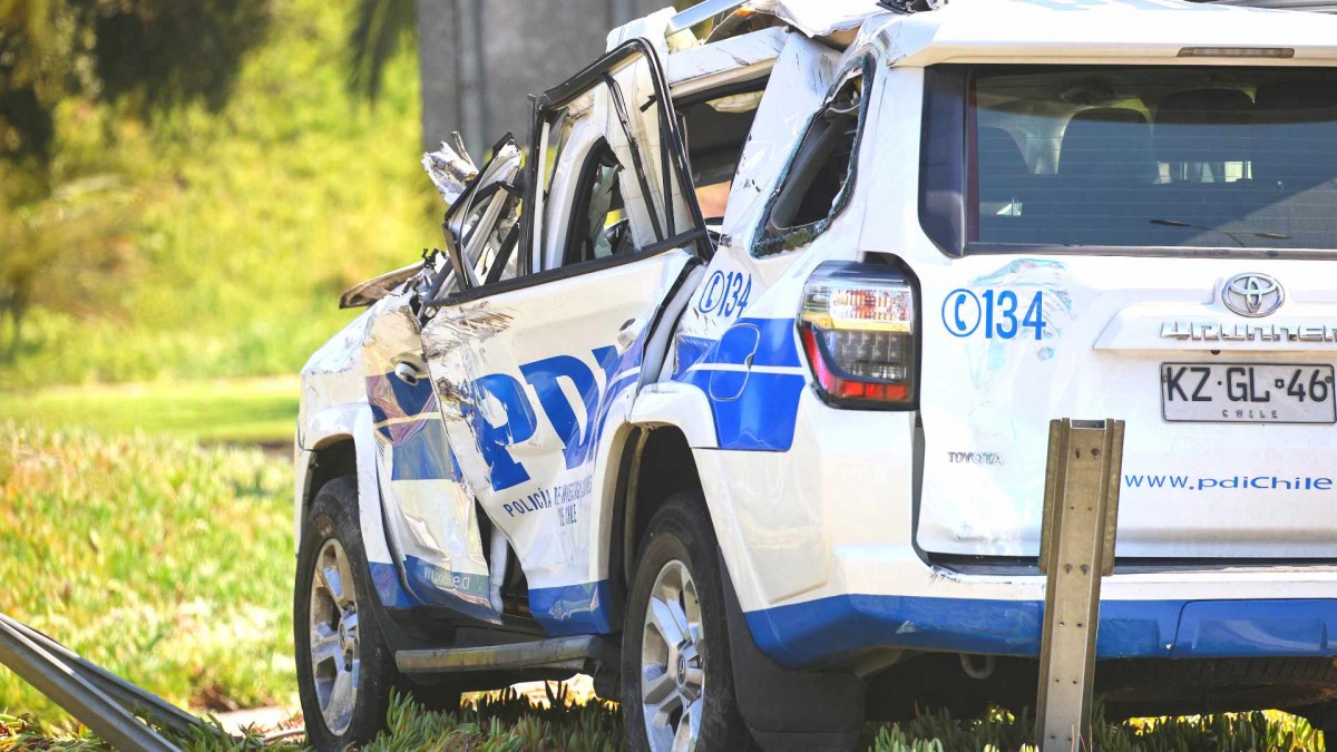 Se vuelca camioneta de la PDI: Tres funcionarios y un detenido resultan heridos