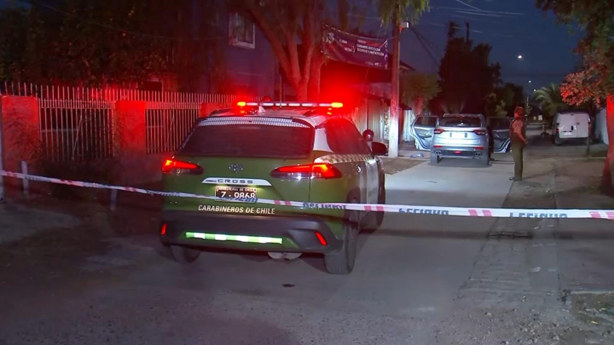 Intentó atropellar a un carabinero: Delincuente queda en riesgo vital tras ser herido de bala en encerrona frustrada en Cerillos