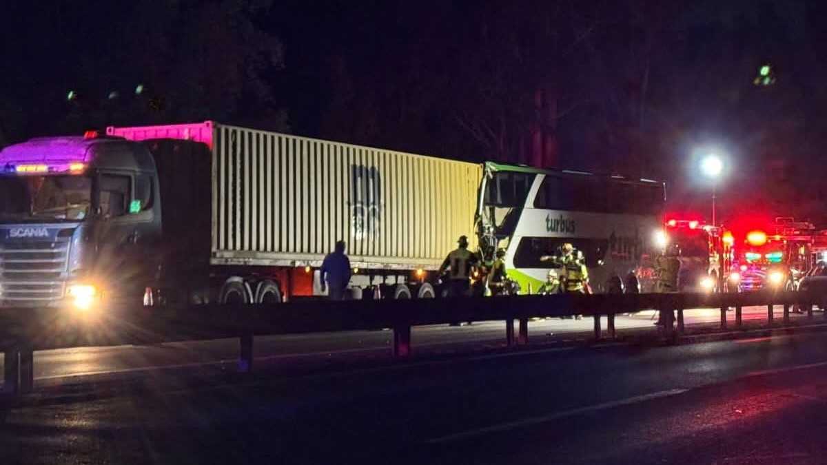Al menos 16 heridos en choque de alto impacto entre bus y camión en la Ruta 68: Tres personas sufrieron lesiones de gravedad