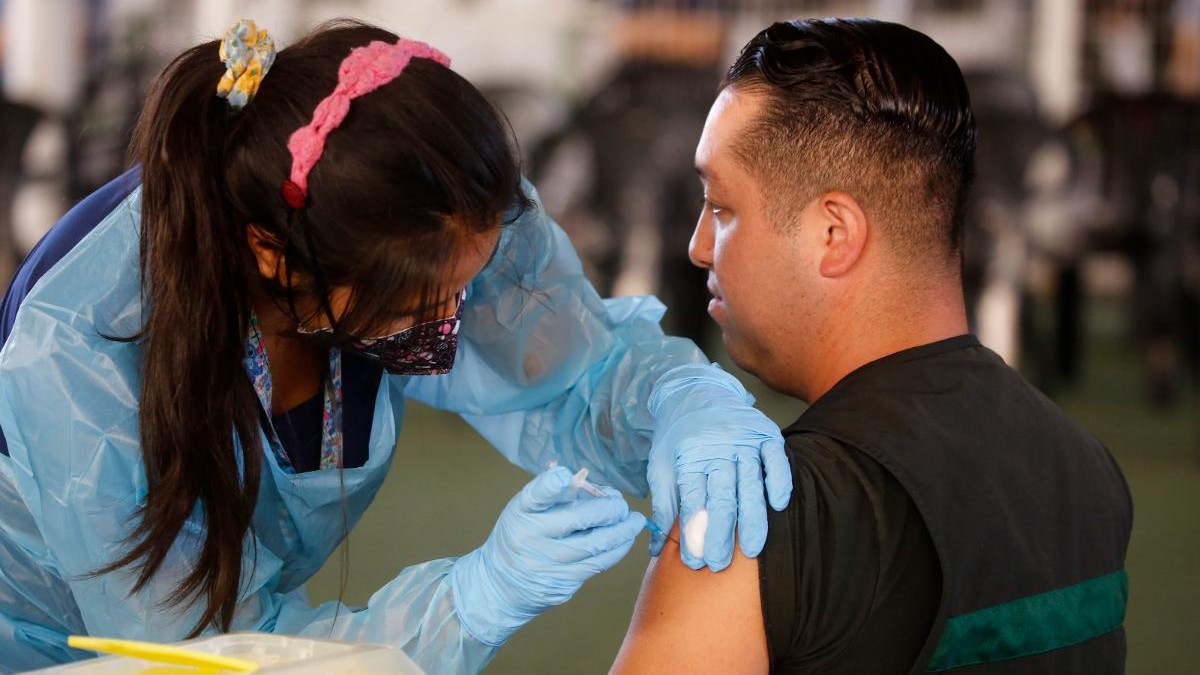 Minsal amplía la población objetivo de la vacuna contra el Covid-19: Revisa cuáles son los nuevos grupos