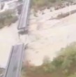 Un puente sobre el río Trigno, a la altura de Montenero di Bisaccia (Molise, centro de Italia), se derrumbó tras el fuerte temporal que azotó a la zona centro y sur del país.
