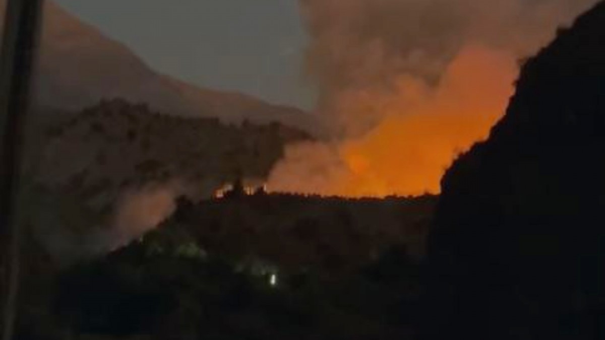 Declaran alerta roja para San José de Maipo por incendio forestal: Está cercano a sectores poblados