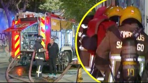 Mujer se lanzó desde tercer piso en incendio en Santiago y cayó sobre carabinero: Ambos resultaron heridos