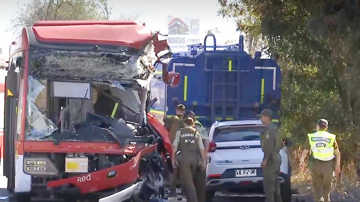 Grave accidente en Pudahuel: Bus con pasajeros choca de frente con camión y deja un muerto y siete lesionados