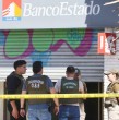 Un violento asalto afectó a una sucursal de BancoEstado en La Florida, donde un delincuente robó $7 millones y el arma de un guardia antes de escapar. Revisa los detalles.