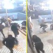 Un video captó a personas huyendo cerca de la estación de metro San Alberto Hurtado en Estación Central, en medio de disparos de un funcionario de la PDI contra un delincuente que lo intentó asaltar. Revisa las imágenes.