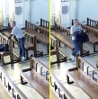 Una adulta mayor fue víctima de un robo mientras rezaba en una iglesia de Concepción. El hecho quedó grabado y generó indignación. Revisa  el video que muestra el momento exacto.