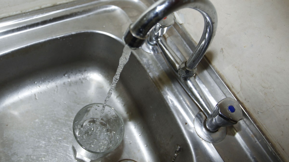 ¿Tomar agua de la llave o embotellada?: Conoce qué prefieren los chilenos y lo que recomiendan los expertos